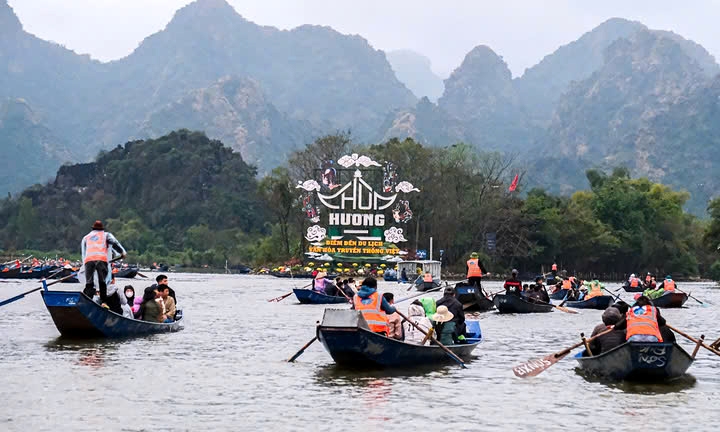 Pilgrims brave rain and cold to join Perfume Pagoda Festival